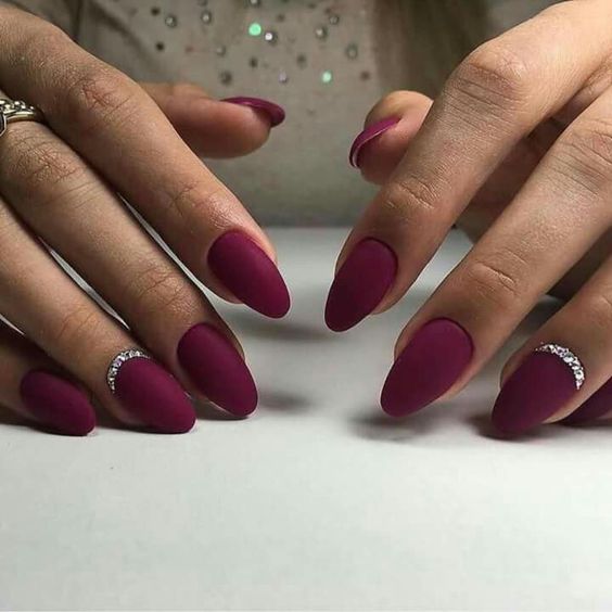 Unhas vinho decoradas com pedrarias (Pinterest)