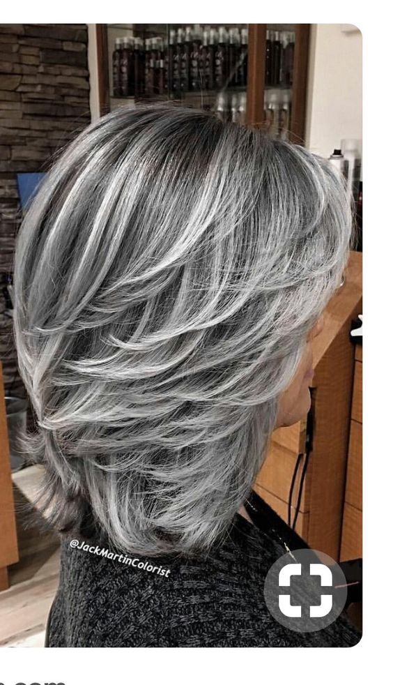 Cortes em camadas Grisalho (Pinterest) - cabelo médio grisalho que valem a pena após os 50 anos