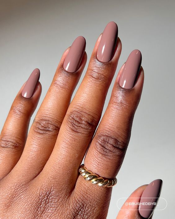 Nude unhas (Pinterest) -Cores de Esmalte para 2025