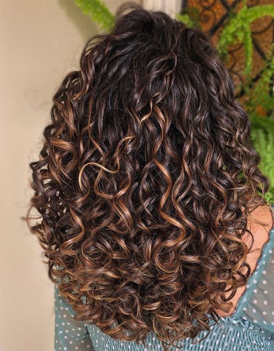 Corte u com cachos e balayage (Pinterest)