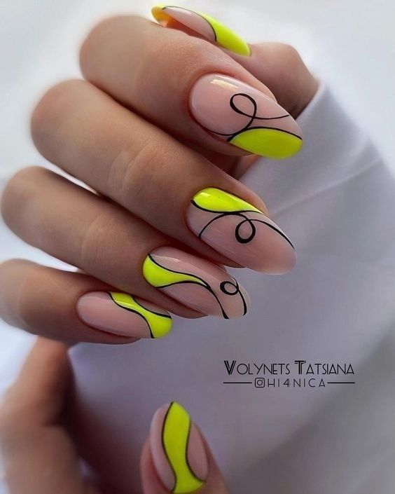 Unhas com desenhos abstratos - cor e máscara desconhecidas (Pinterest)