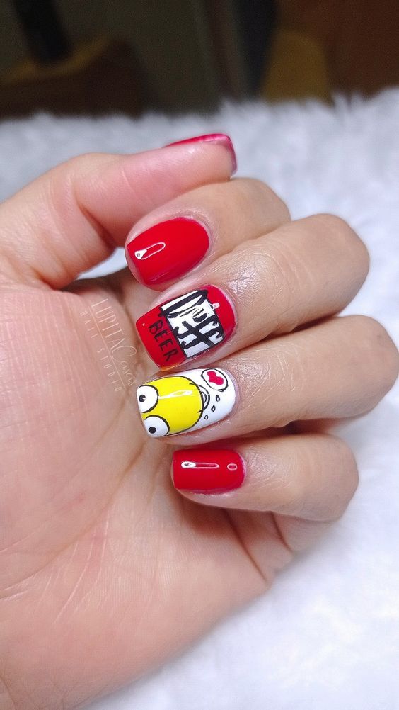 Unhas com desenhos animados - cor e máscara desconhecidas (Pinterest)