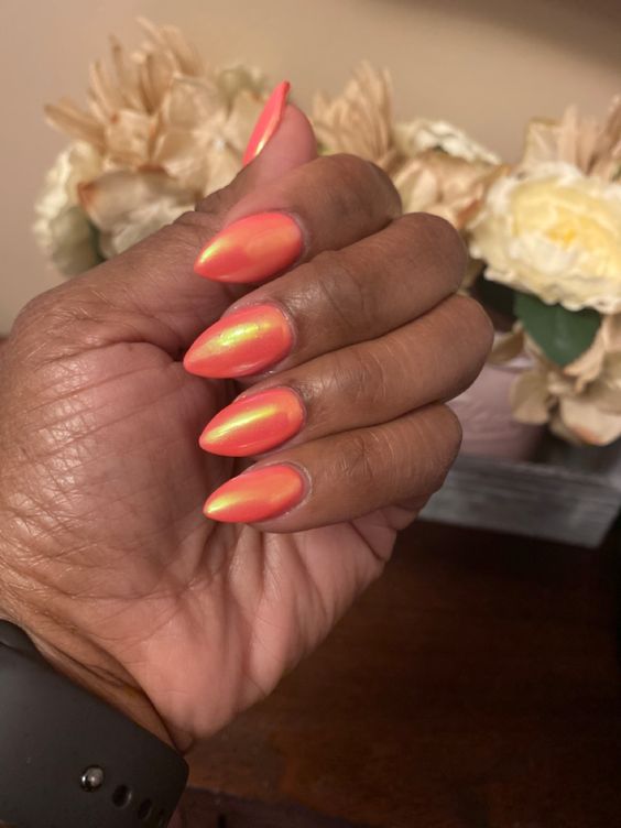 Unhas laranja - cor e marca desconhecidos (Pinterest) Tendências de cores para esmaltes para a primavera