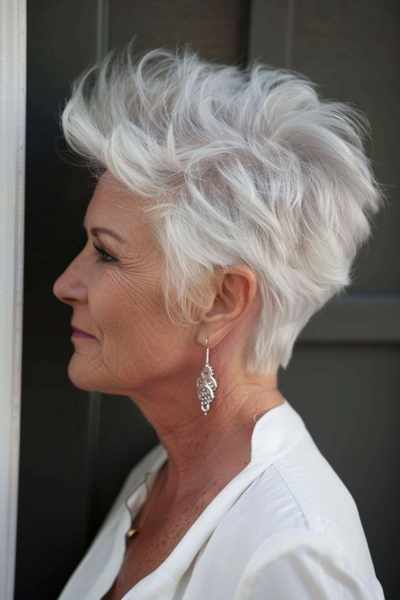 Pixie Longo (Pinterest) - Cortes de cabelo curto para mulheres de 50 anos