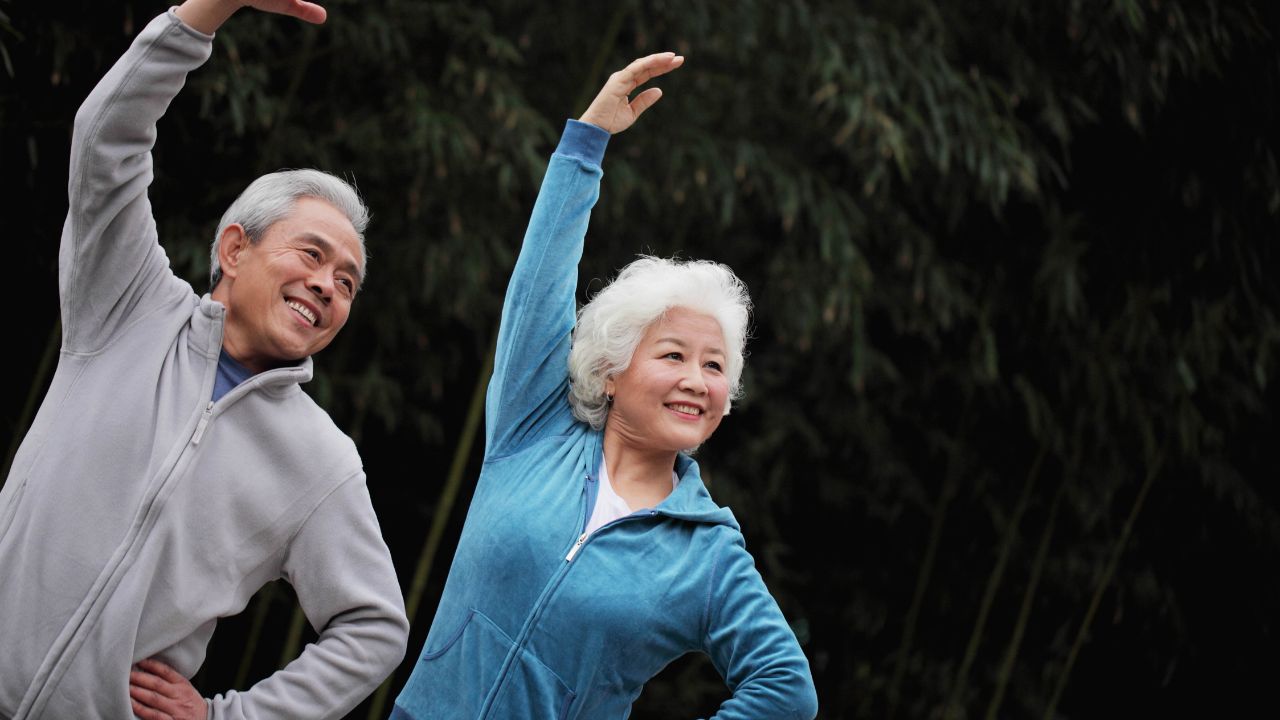 casal de idosos praticamente exercício físico