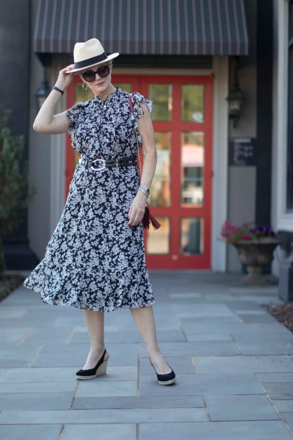 mulher com vestido floral midi em preto e branco