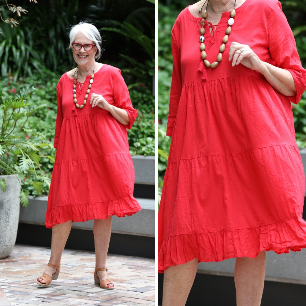 mulher de 60 anos com vestido vermelho