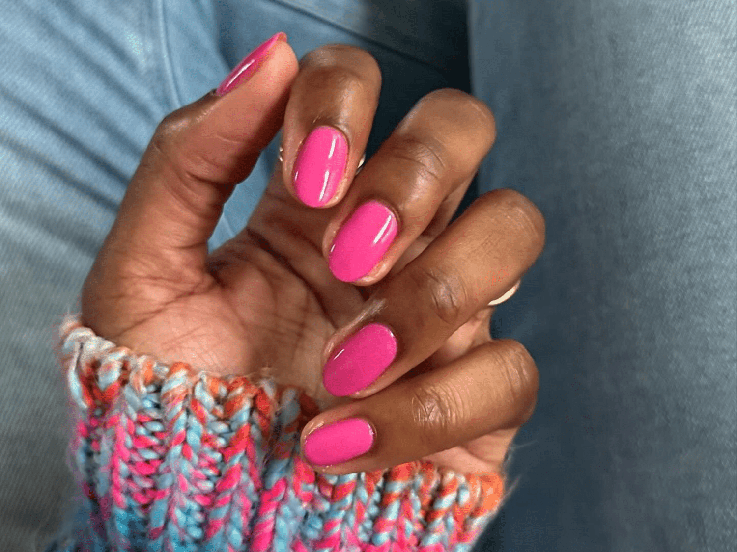 unhas curtas cor-de-rosa em mão negra