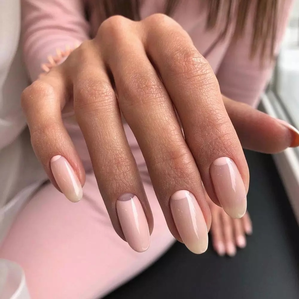 unhas meia-lua bege e nude