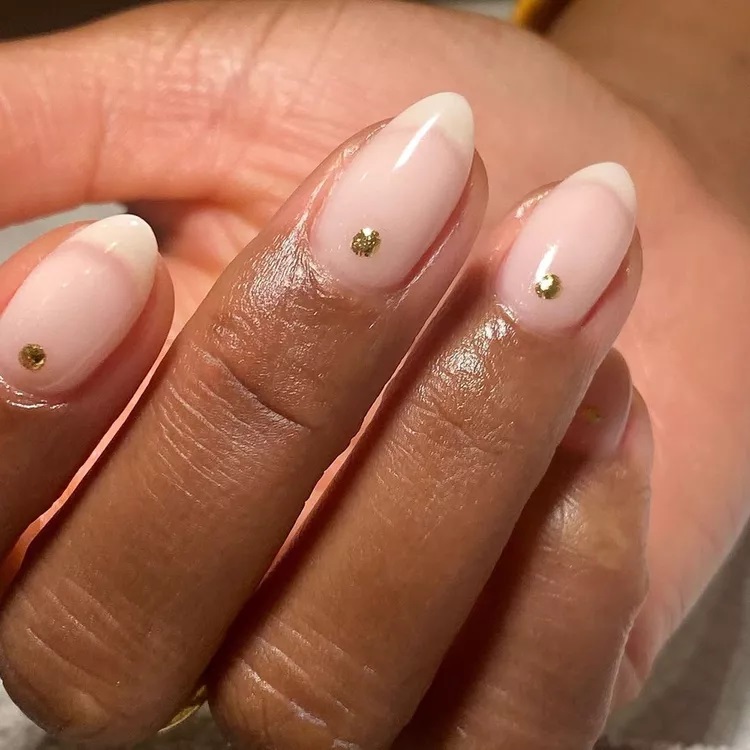 unhas neutras com ponto dourado