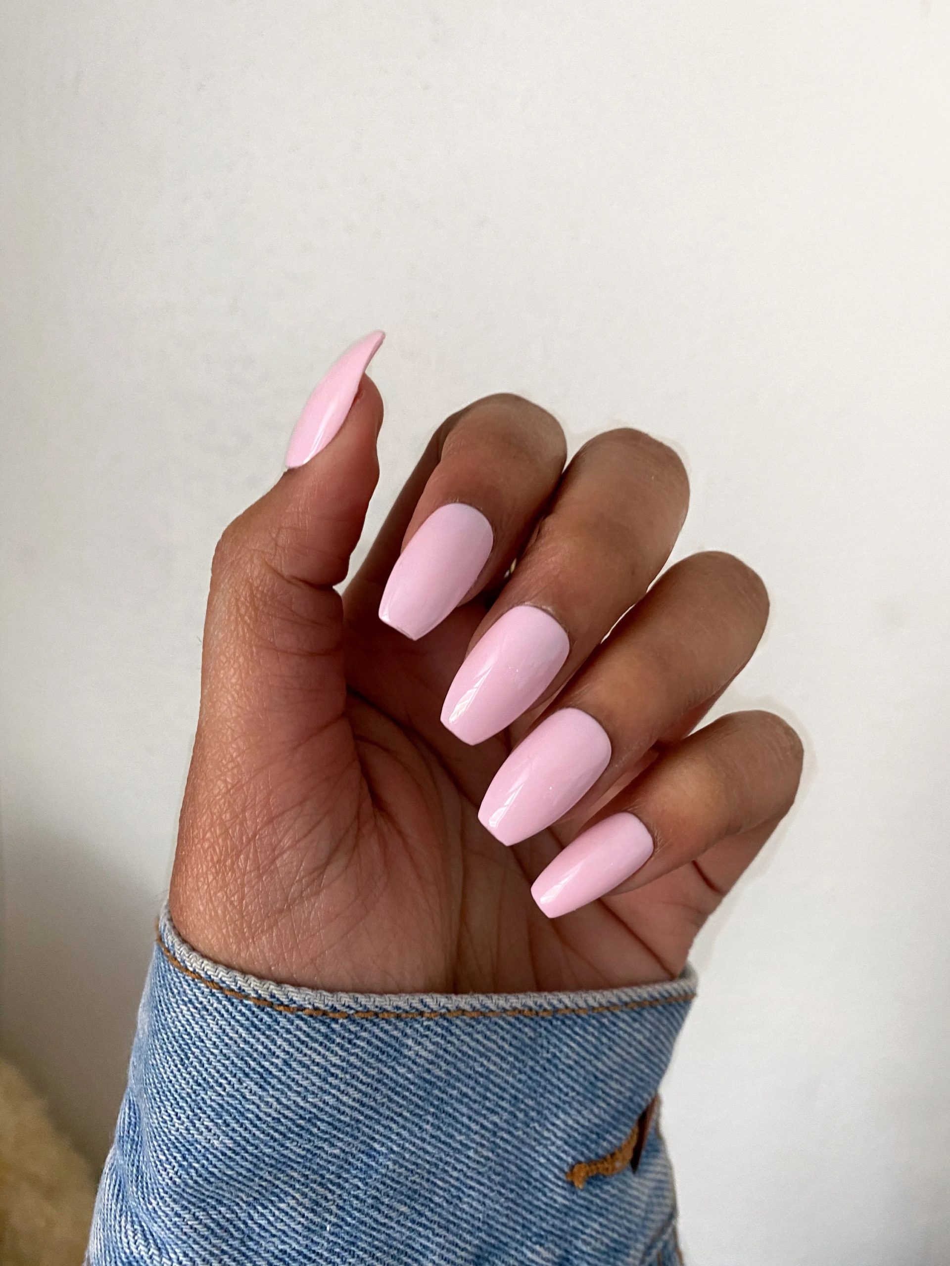 unhas rosa bebê