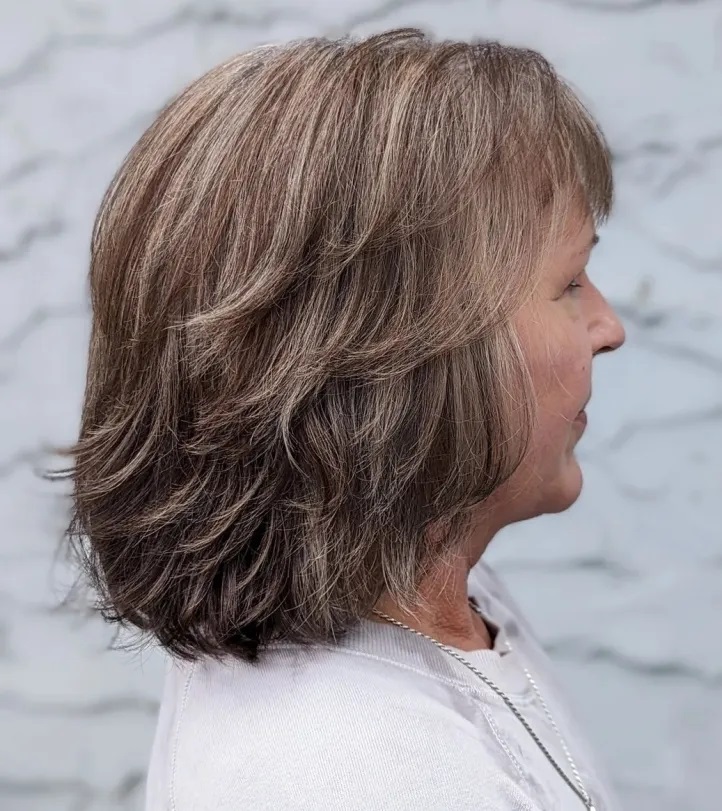 cabelo médio com camadas em mulher madura