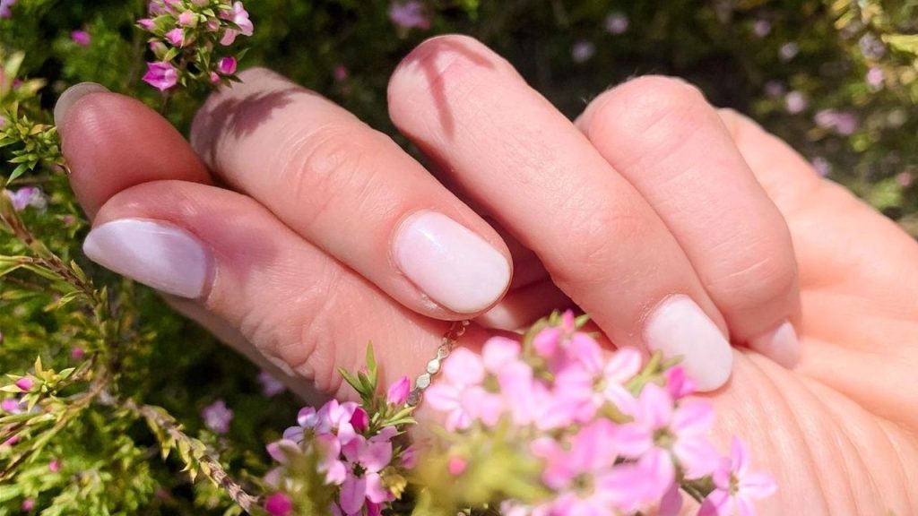 mão com unhas pintadas em bubble bath