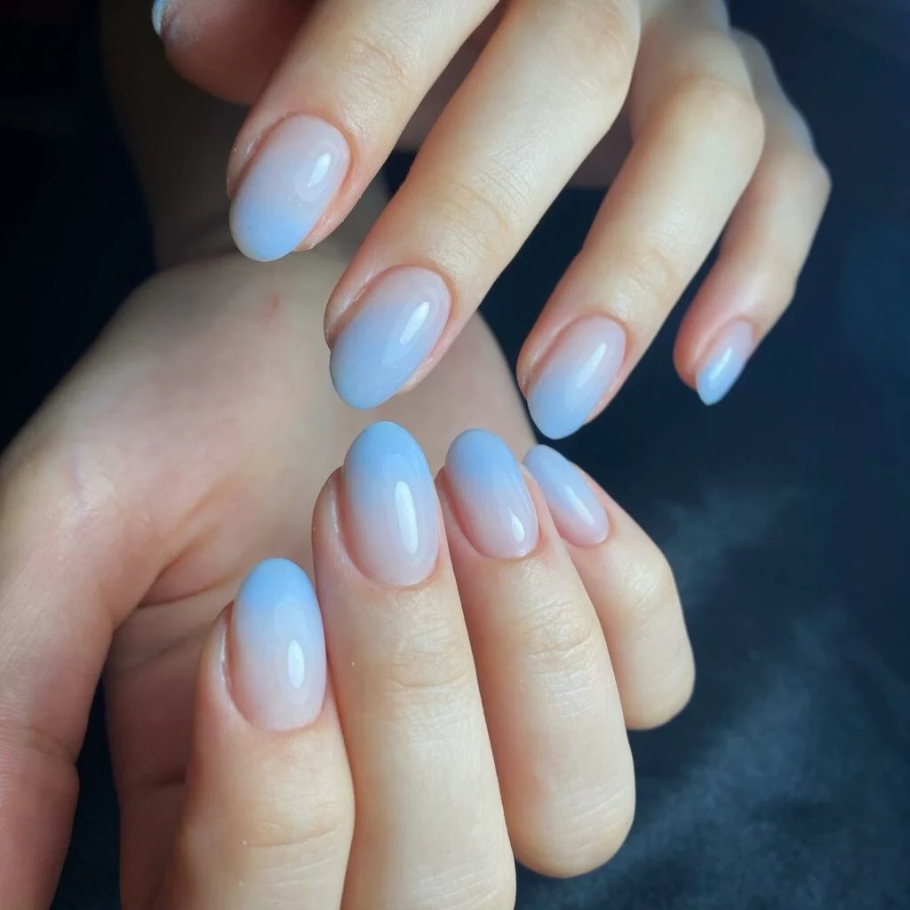 unhas baby boomer com azul-claro