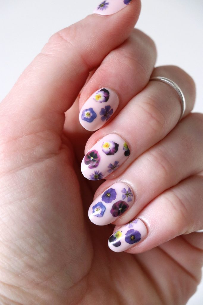 unhas com flores roxas