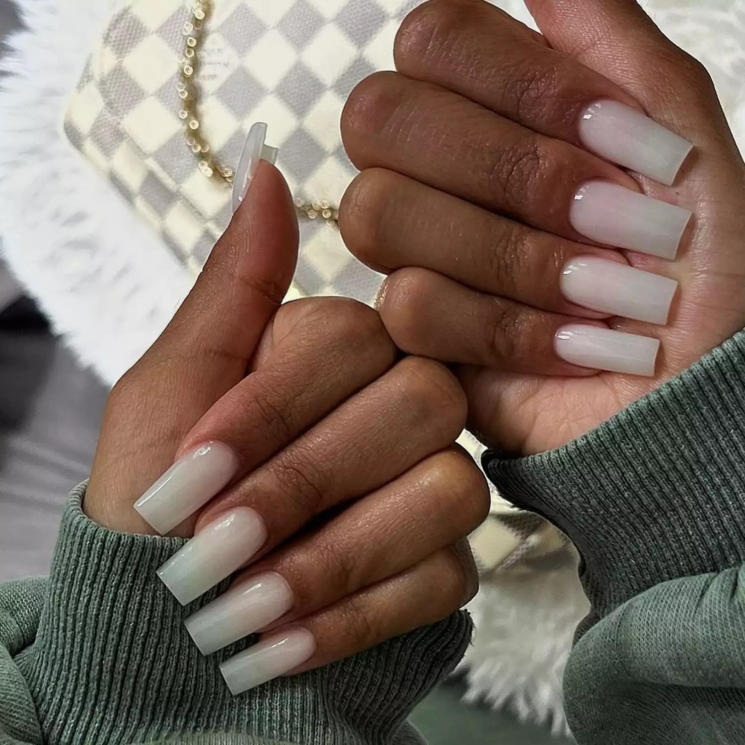 unhas em cor de rica num branco leitoso