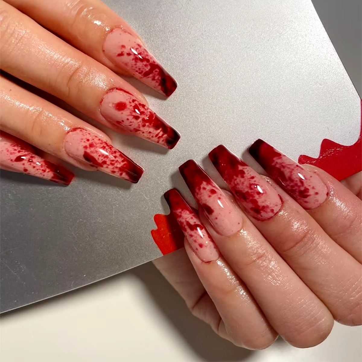 unhas manchadas de sangue