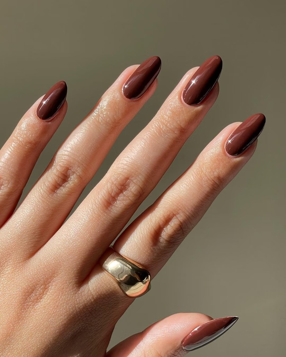 unhas marrom-chocolate