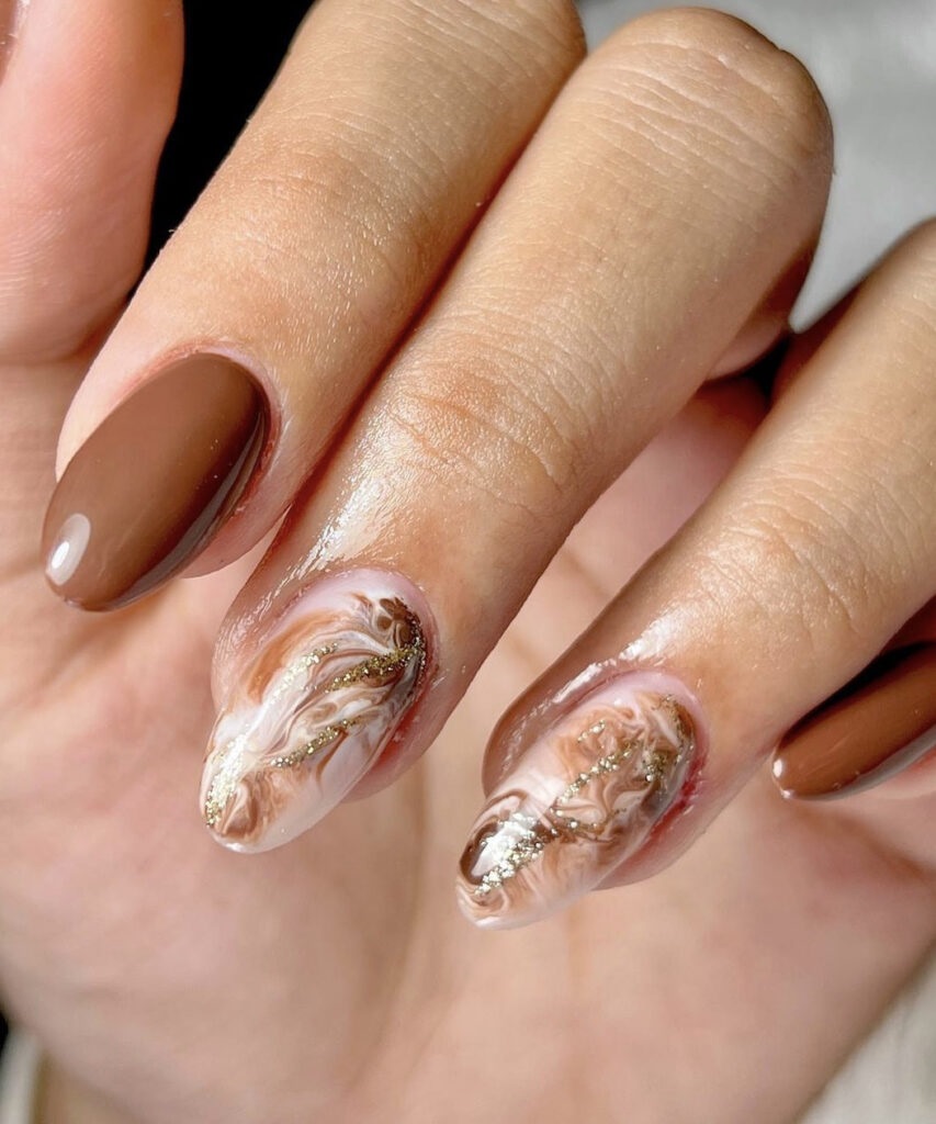 design em unhas marrons