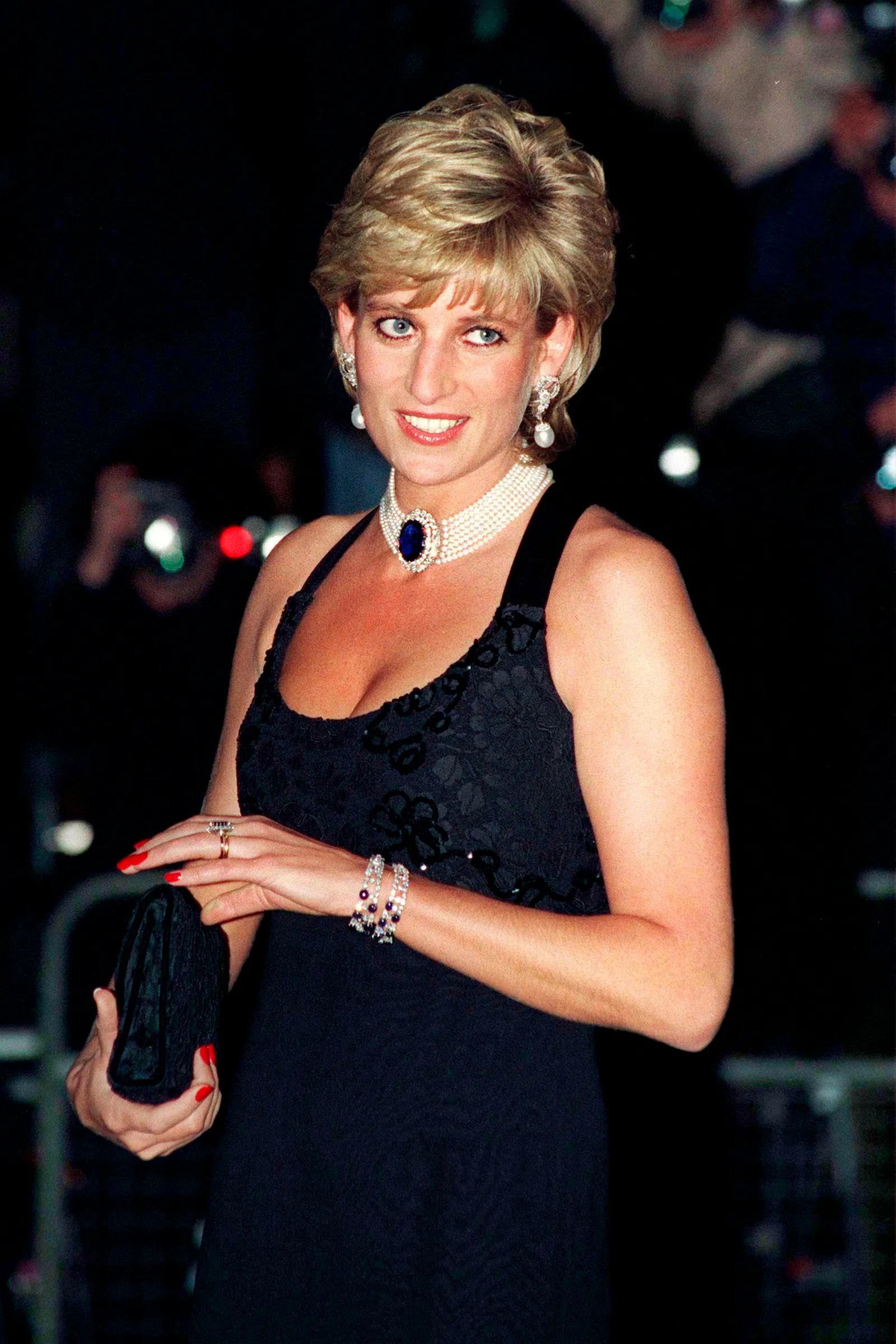 lady di com esmalte vermelho e vestido preto básico