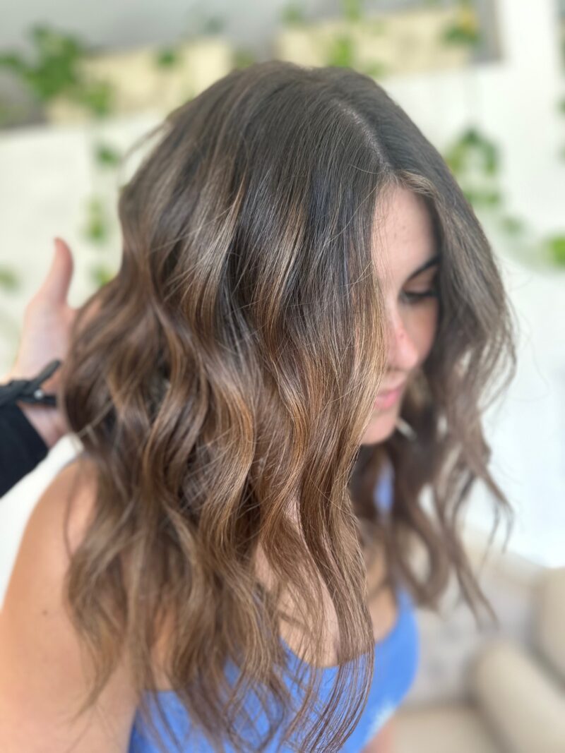 mulher com balayage esfumada