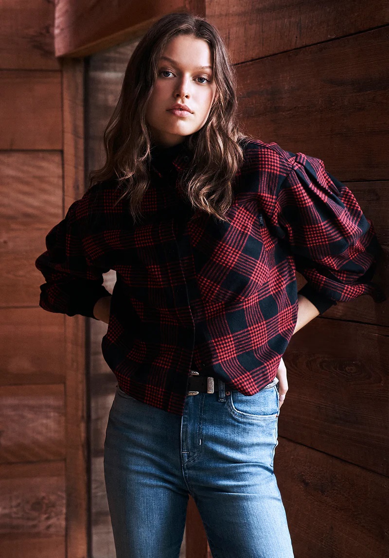 mulher com camisa de lenhador mais escura e jeans