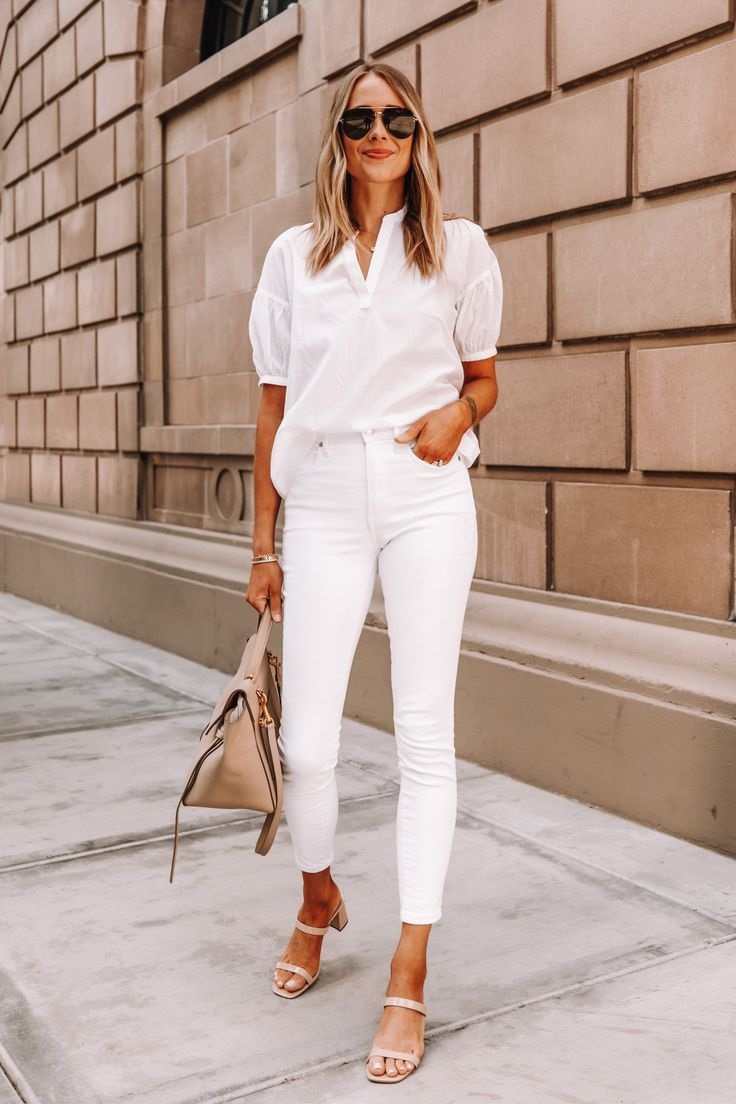 mulher vestida com calça e blusa brancas