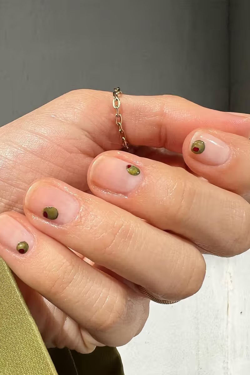 unhas com pequenas azeitonas pintadas