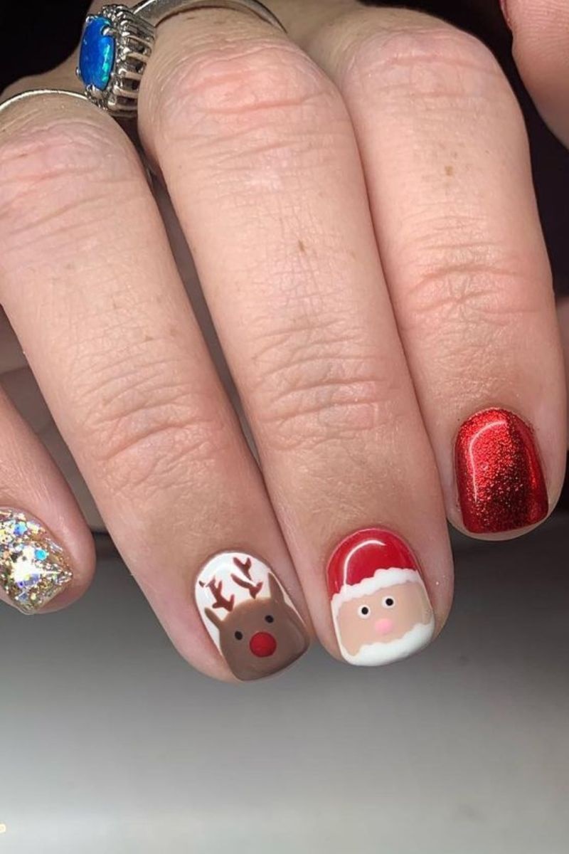 unhas curtas com desenhos temáticos de natal