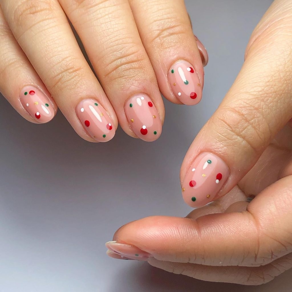 unhas curtas minimalistas com bolinhas em cores natalinas