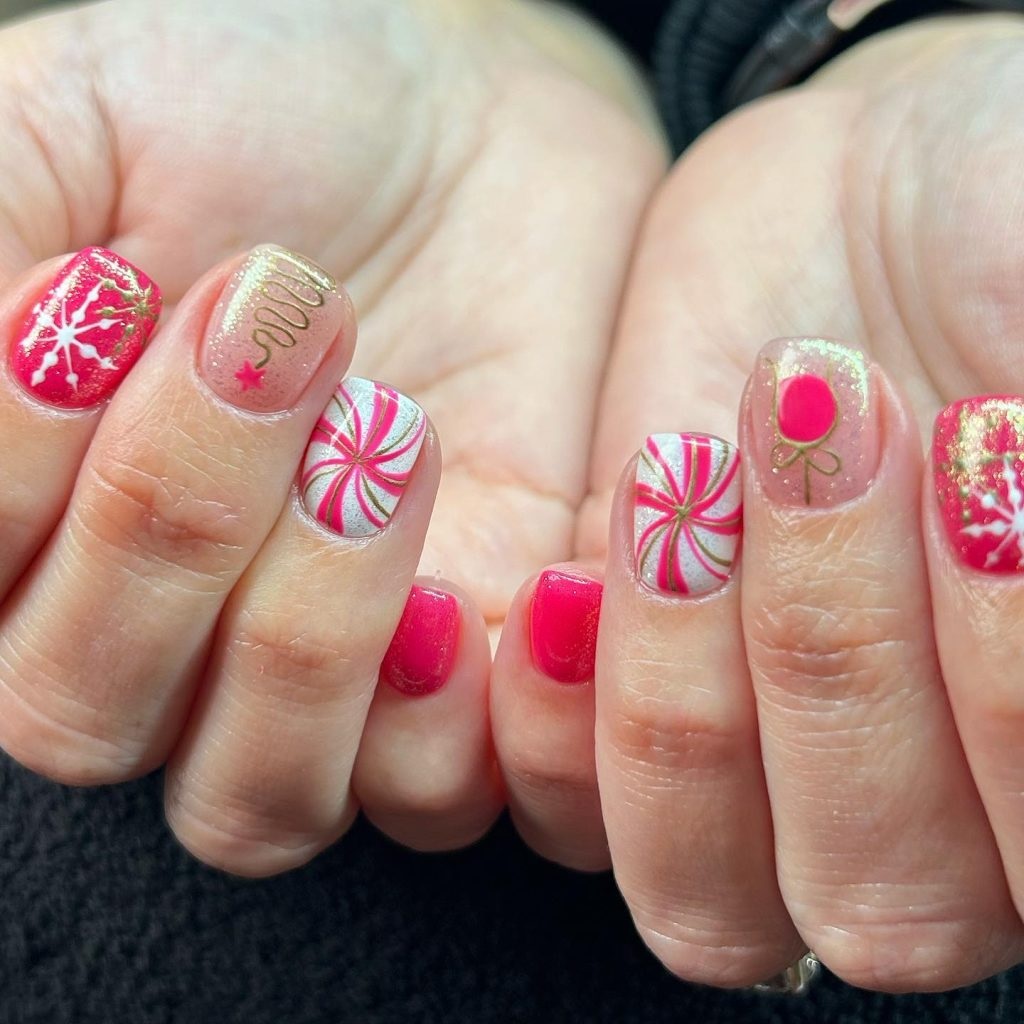 unhas curtas temáticas para natal em cor rosa