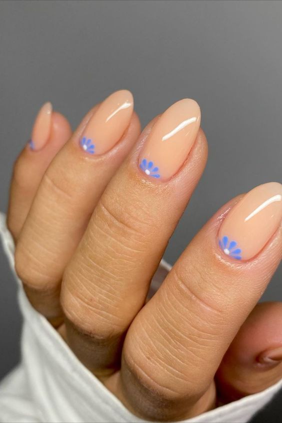 unhas para novembro com flor na base da unha