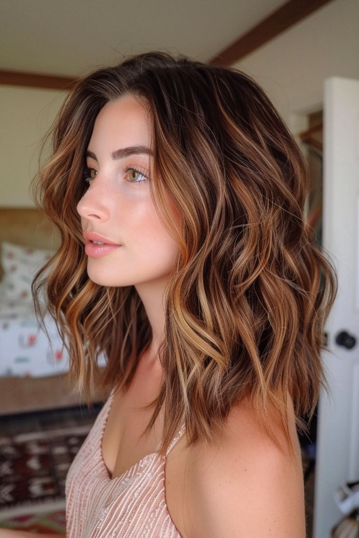 mulher com balayage caramelo