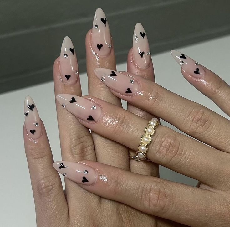 unhas com corações pretos e strass