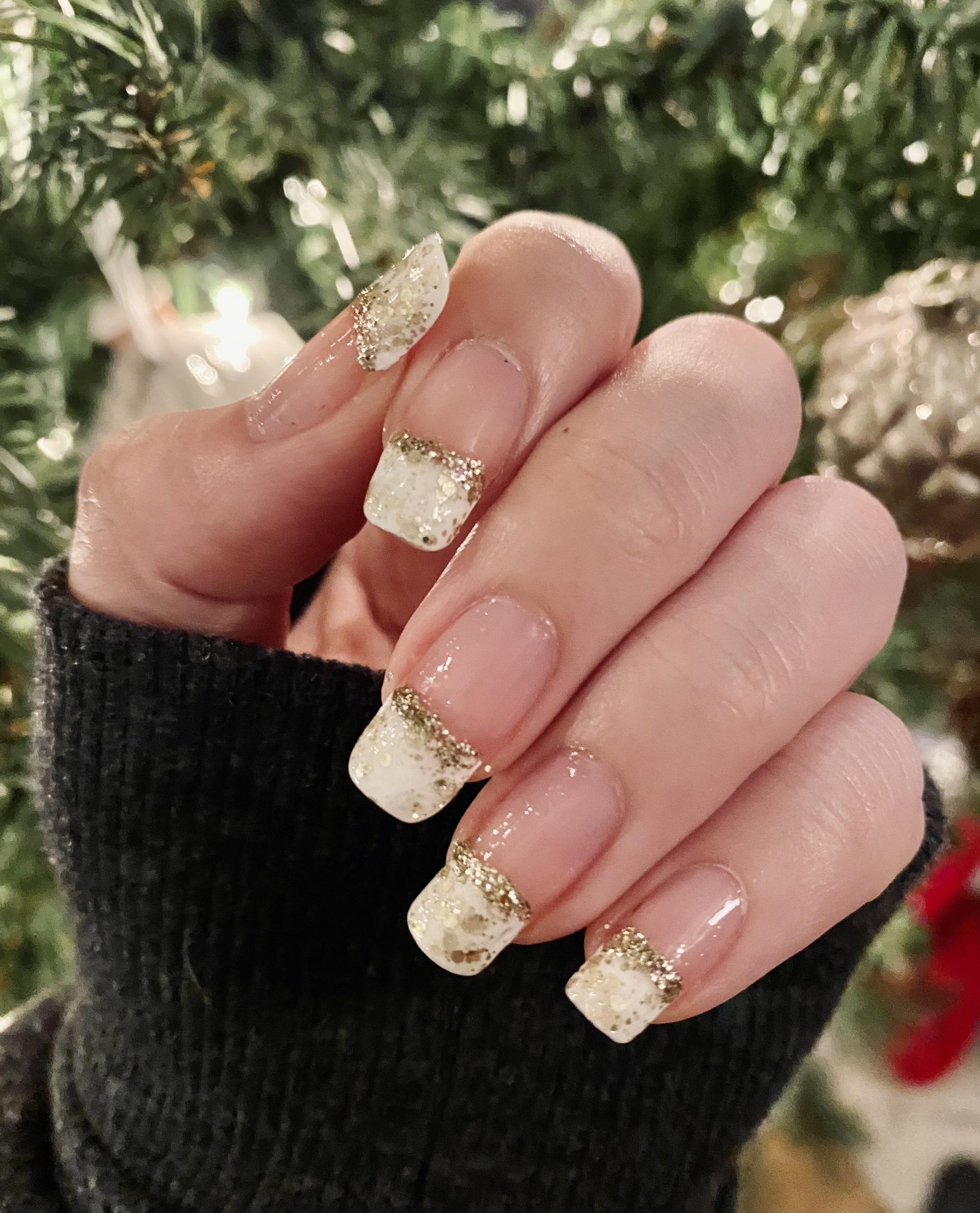 unhas em dourado e branco para natal