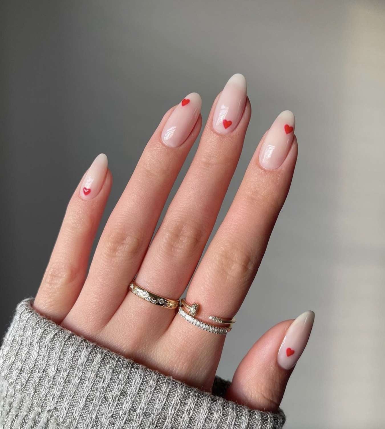 unhas minimalistas com corações vermelhos