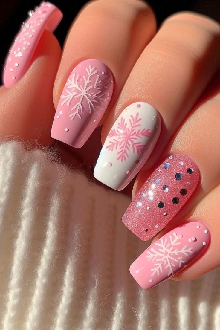 unhas natalinas em rosa e branco cheias de detalhes