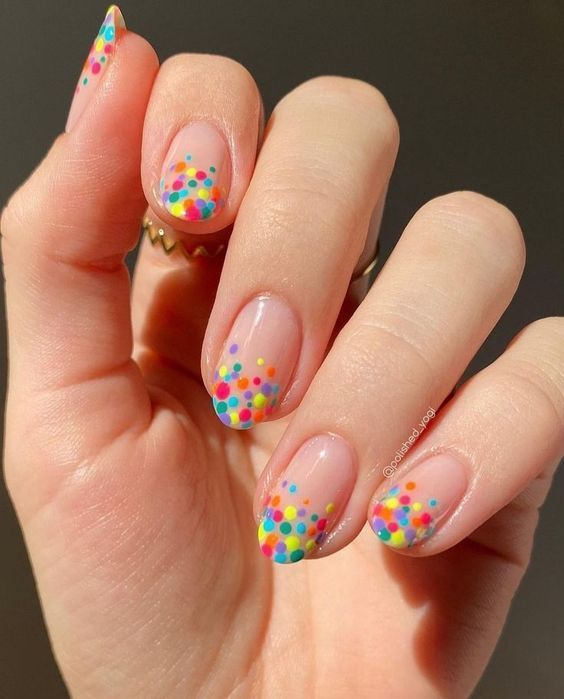 unhas com bolinhas coloridas para o carnaval