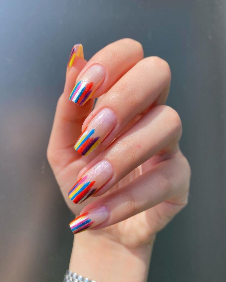 unhas com linhas coloridas para o carnaval